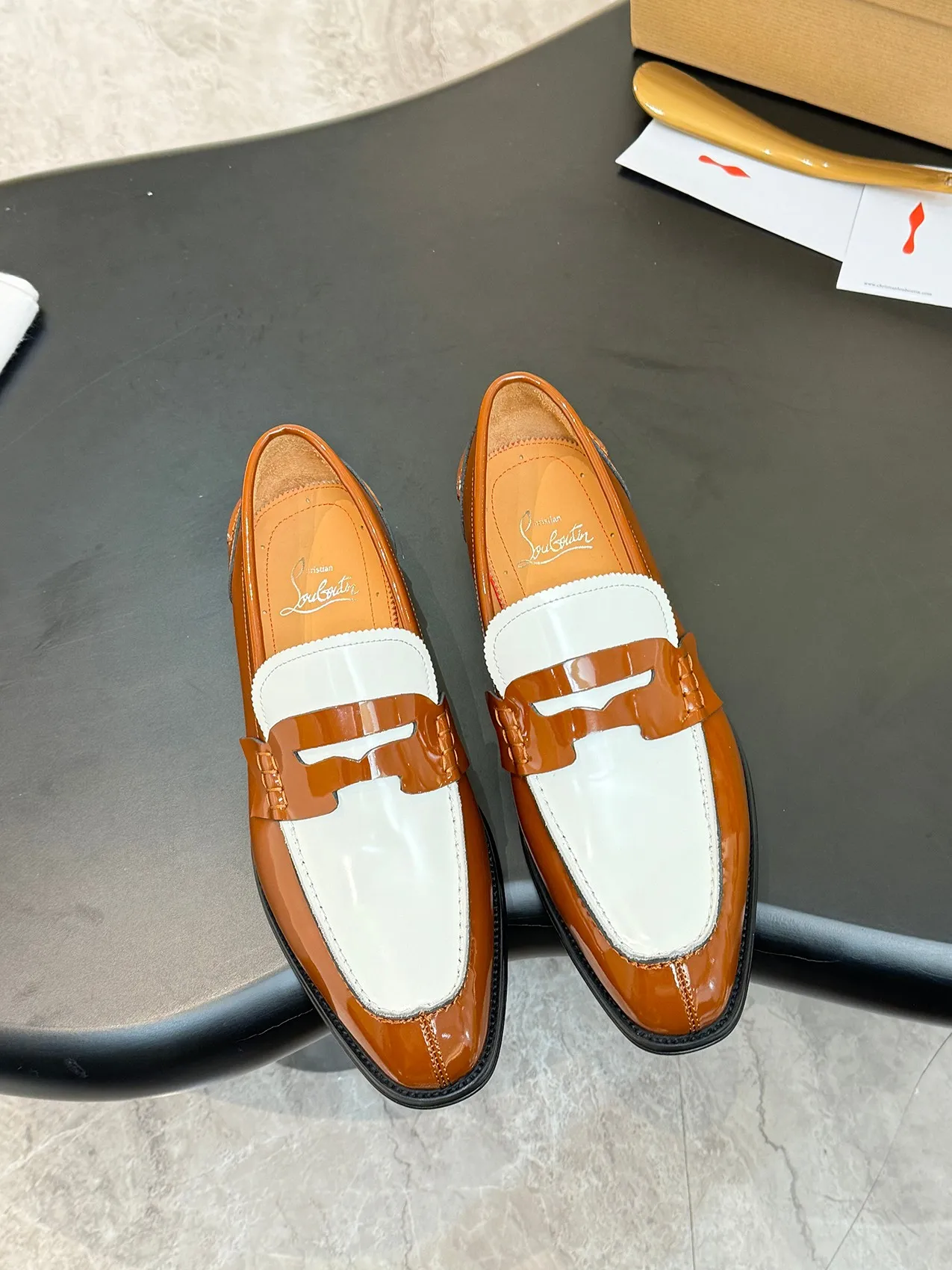 💰960 ••New real shots••CL～High-end men’s 👔Casual•loafers with red soles! ••🆑Genuine and top-quality goods from original orders ••✅💯 Purchase goods from top-quality original orders! Original imported patterned cowhide ➕Imported cowhide lining ➕Cowhide feet ➕Original leather outsole~🉑️Feel free to compare the authentic ones! Size: 39-44 (38.45.46.47 can be customized)